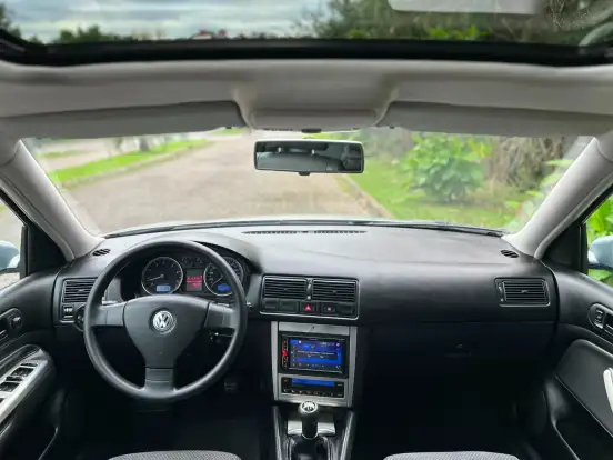 VOLKSWAGEN-GOLF-2010