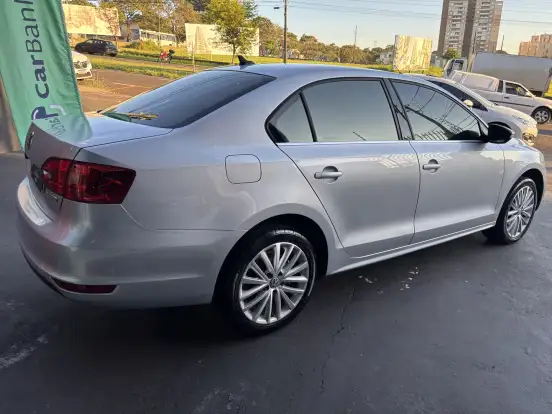 VOLKSWAGEN-JETTA-2011