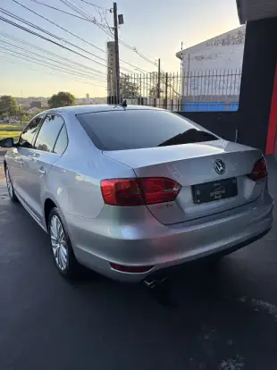 VOLKSWAGEN-JETTA-2011