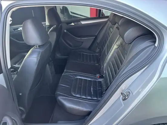 VOLKSWAGEN-JETTA-2011