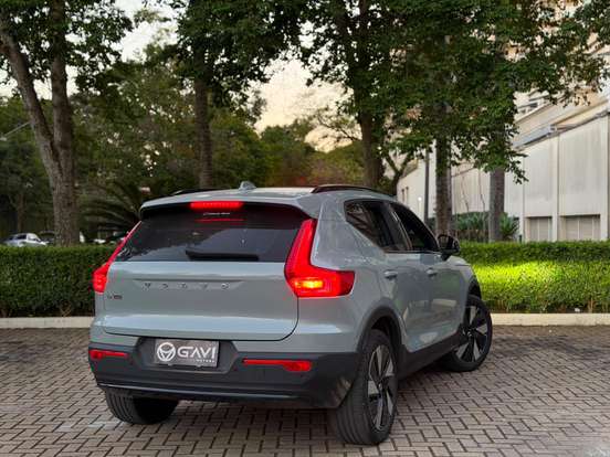VOLVO-EX40-2025