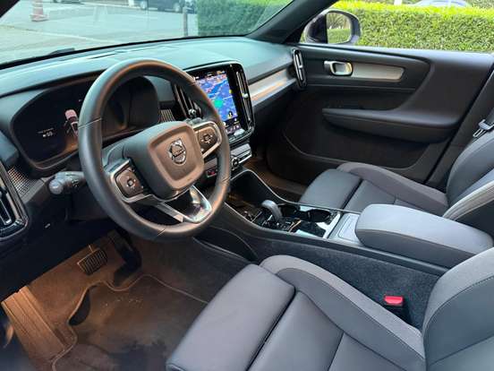VOLVO-EX40-2025