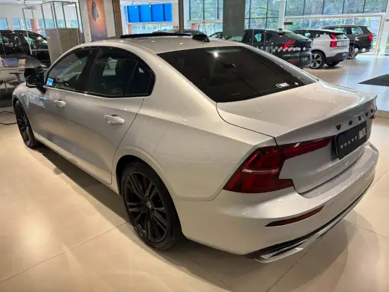 VOLVO-S60-2.0 T8 R-DESIGN HÍBRIDO 4P AUTOMÁTICO VOLVO-S60-2019