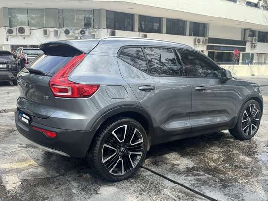 VOLVO-XC40-2018