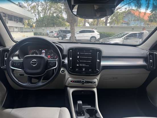 VOLVO-XC40-2018
