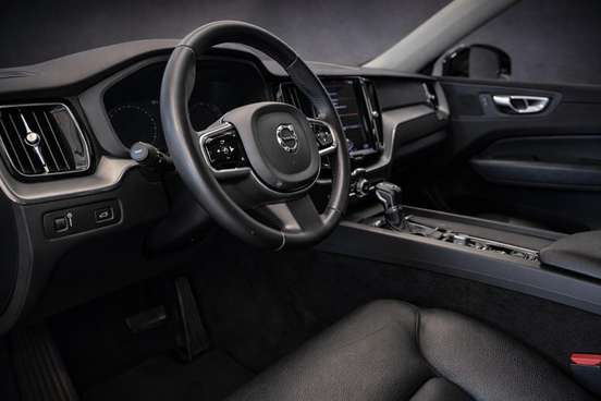 VOLVO-XC60-2020