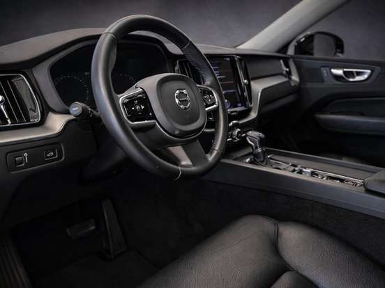 VOLVO-XC60-2.0 D5 DIESEL MOMENTUM AWD GEARTRONIC VOLVO-XC60-2020
