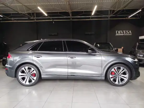 AUDI-Q8-2022