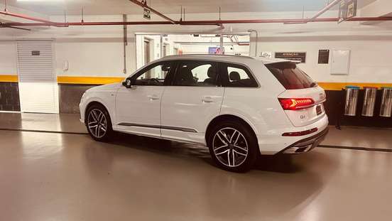 AUDI-Q7-2021