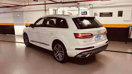 AUDI-Q7-2021
