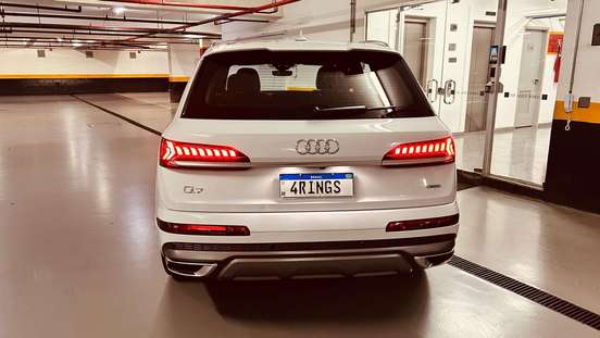 AUDI-Q7-2021