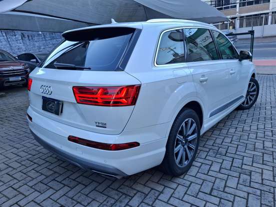 AUDI-Q7-2015