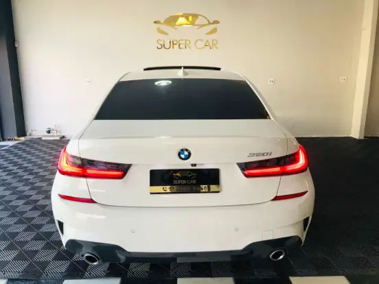 BMW-320i-2021
