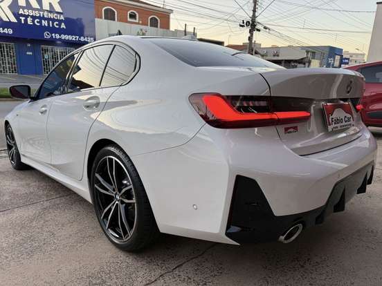 BMW-320i-2023