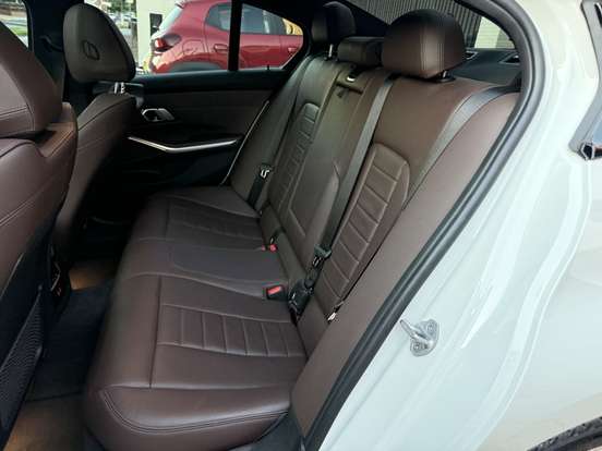 BMW-320i-2023
