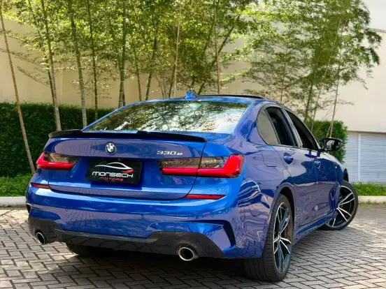 BMW-330e-2021