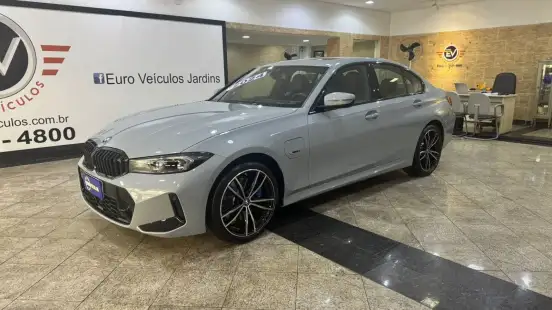 BMW-330e-2023