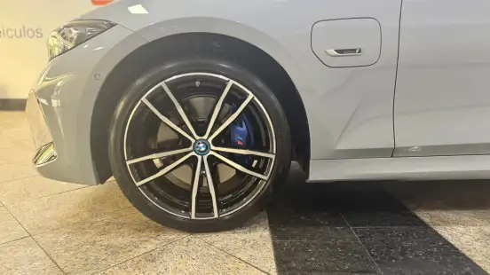 BMW-330e-2023