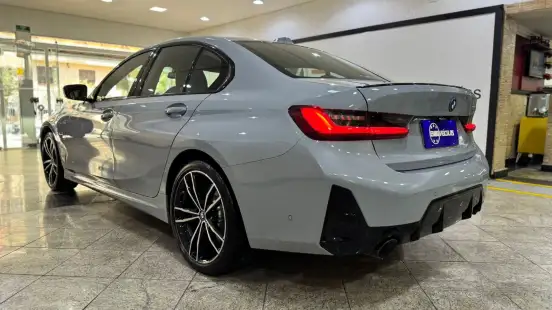 BMW-330e-2023