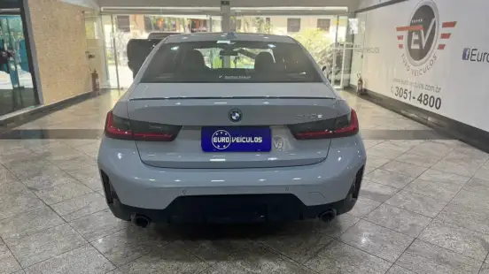 BMW-330e-2023