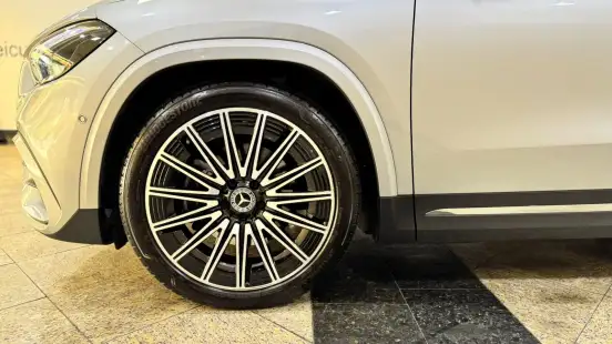 MERCEDES-BENZ-GLA 200-2024