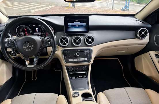MERCEDES-BENZ-GLA 200-2019