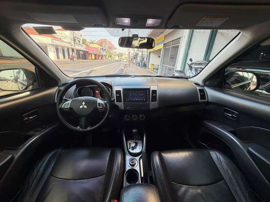 MITSUBISHI-OUTLANDER-2010