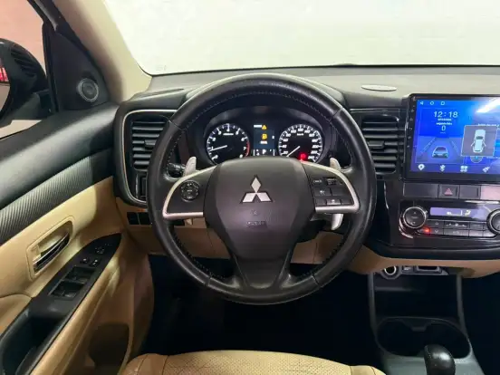MITSUBISHI-OUTLANDER-2013