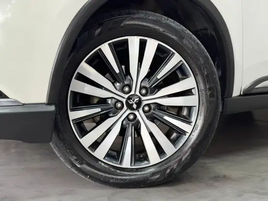 MITSUBISHI-OUTLANDER-2021