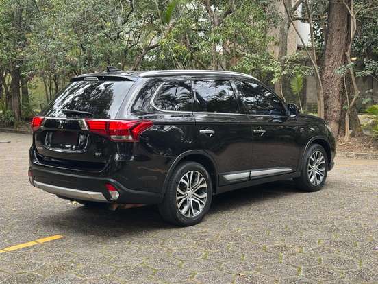 MITSUBISHI-OUTLANDER-3.0 GT 4X4 V6 24V GASOLINA 4P AUTOMÁTICO MITSUBISHI-OUTLANDER-2017