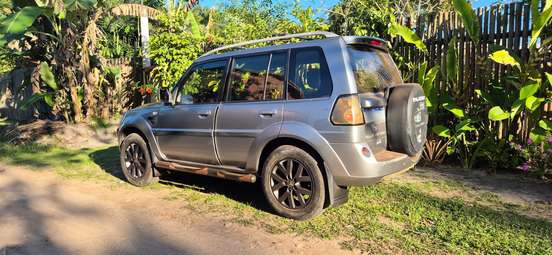 MITSUBISHI-PAJERO TR4-2011