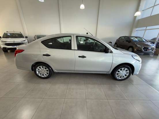 NISSAN-VERSA-2020