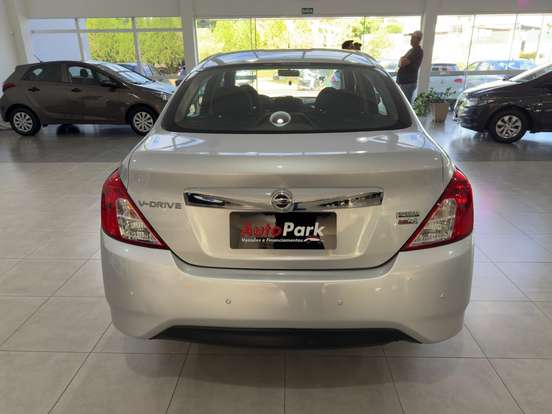 NISSAN-VERSA-2020