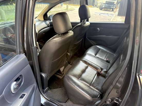NISSAN-LIVINA-1.8 S 16V FLEX 4P AUTOMÁTICO NISSAN-LIVINA-2012