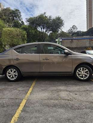 NISSAN-VERSA-2021