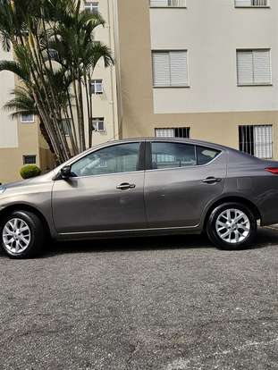 NISSAN-VERSA-2021