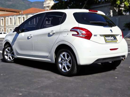 PEUGEOT-208-2016