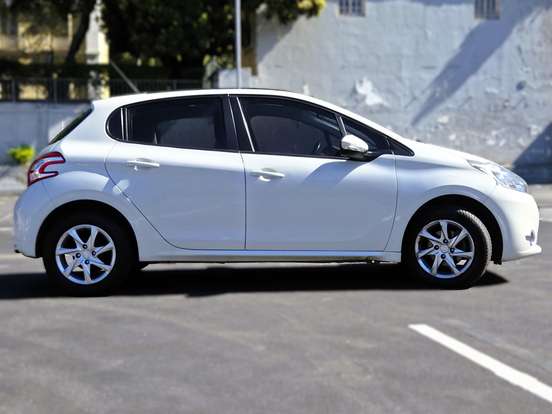 PEUGEOT-208-2016