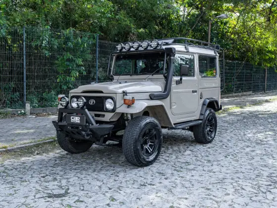 TOYOTA BANDEIRANTE 3.7 BJ50LV 4X4 TETO RIGIDO DIESEL 2P MANUAL