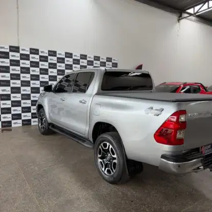 TOYOTA-HILUX-2021