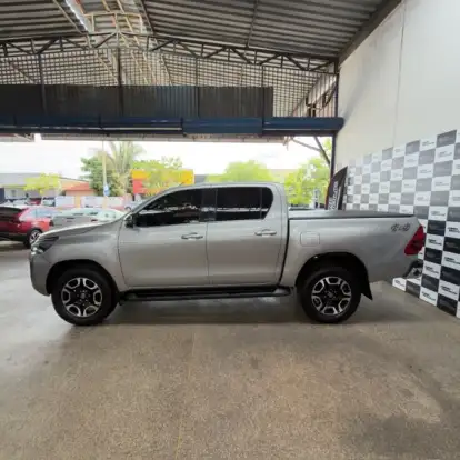 TOYOTA-HILUX-2021