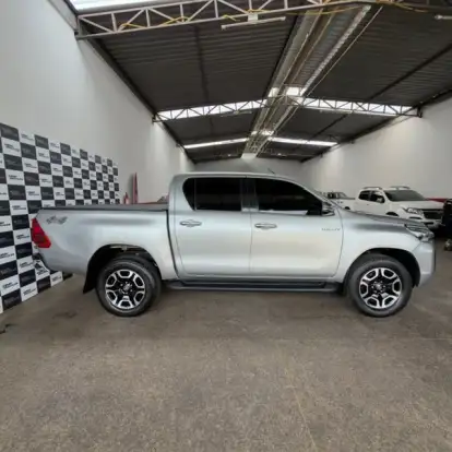 TOYOTA-HILUX-2021