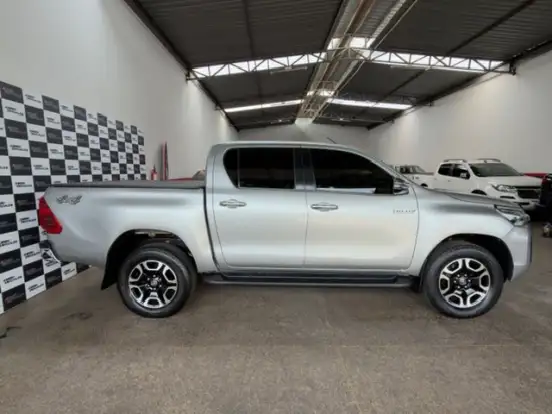 TOYOTA-HILUX-2.8 D-4D TURBO DIESEL CD SRX 4X4 AUTOMÁTICO TOYOTA-HILUX-2021