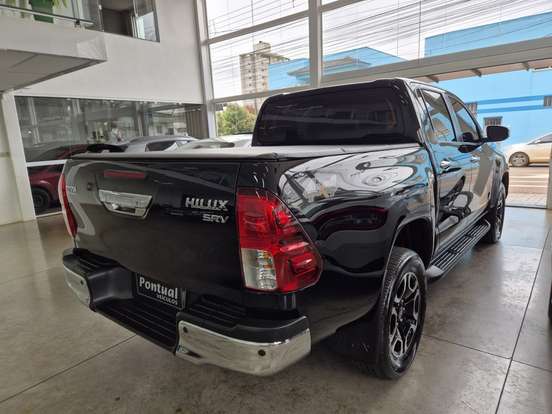 TOYOTA-HILUX-2.8 D-4D TURBO DIESEL CD SRV 4X4 AUTOMÁTICO TOYOTA-HILUX-2023