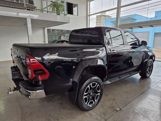 TOYOTA-HILUX-2.8 D-4D TURBO DIESEL CD SRX PLUS 4X4 AUTOMÁTICO TOYOTA-HILUX-2024