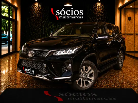 TOYOTA HILUX SW4 2.8 D-4D TURBO DIESEL DIAMOND 7L 4X4 AUTOMÁTICO