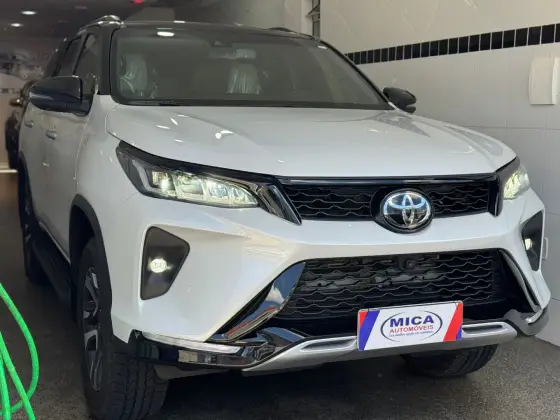 TOYOTA HILUX SW4 2.8 D-4D TURBO DIESEL DIAMOND 7L 4X4 AUTOMÁTICO