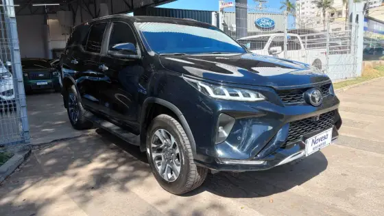 TOYOTA HILUX SW4 2.8 D-4D TURBO DIESEL DIAMOND 7L 4X4 AUTOMÁTICO