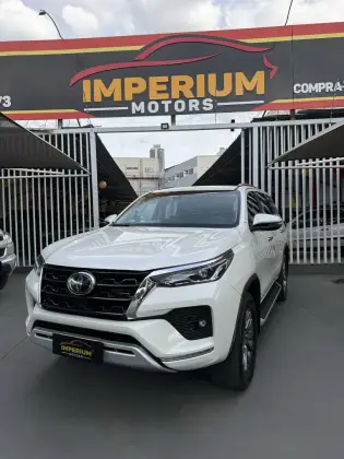 TOYOTA HILUX SW4 2.8 D-4D TURBO DIESEL SRX 4X4 AUTOMÁTICO