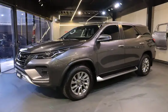 TOYOTA HILUX SW4 2.8 D-4D TURBO DIESEL SRX 7L 4X4 AUTOMÁTICO